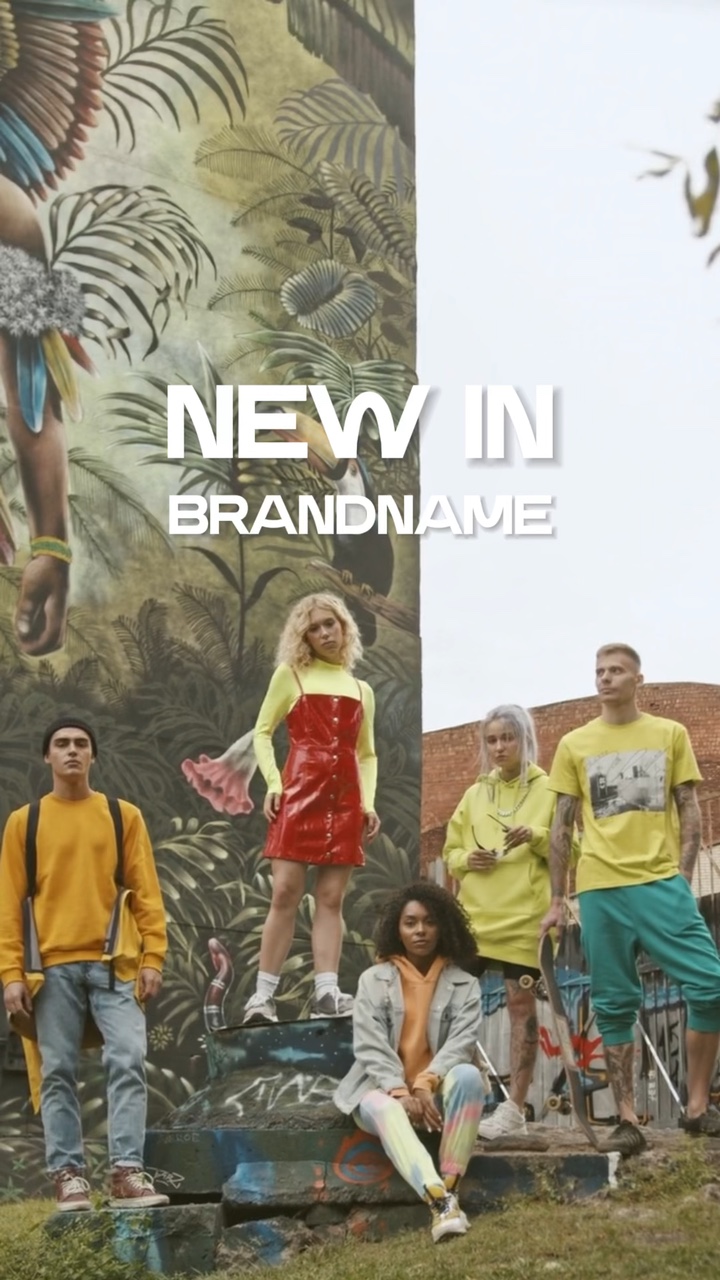 Présentoir de produits de la nouvelle collection de vêtements