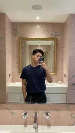 From Casual Tee to Sharp Coat — Beat-Paced Mirror Swap