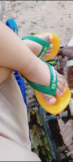 menino de havaianas 