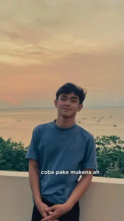 coba pake mukena ah.