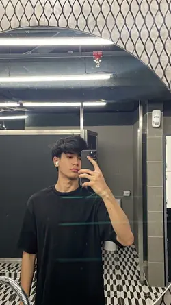 mirror selfie