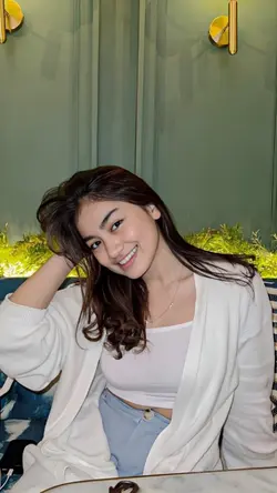manis senyum bibirmu