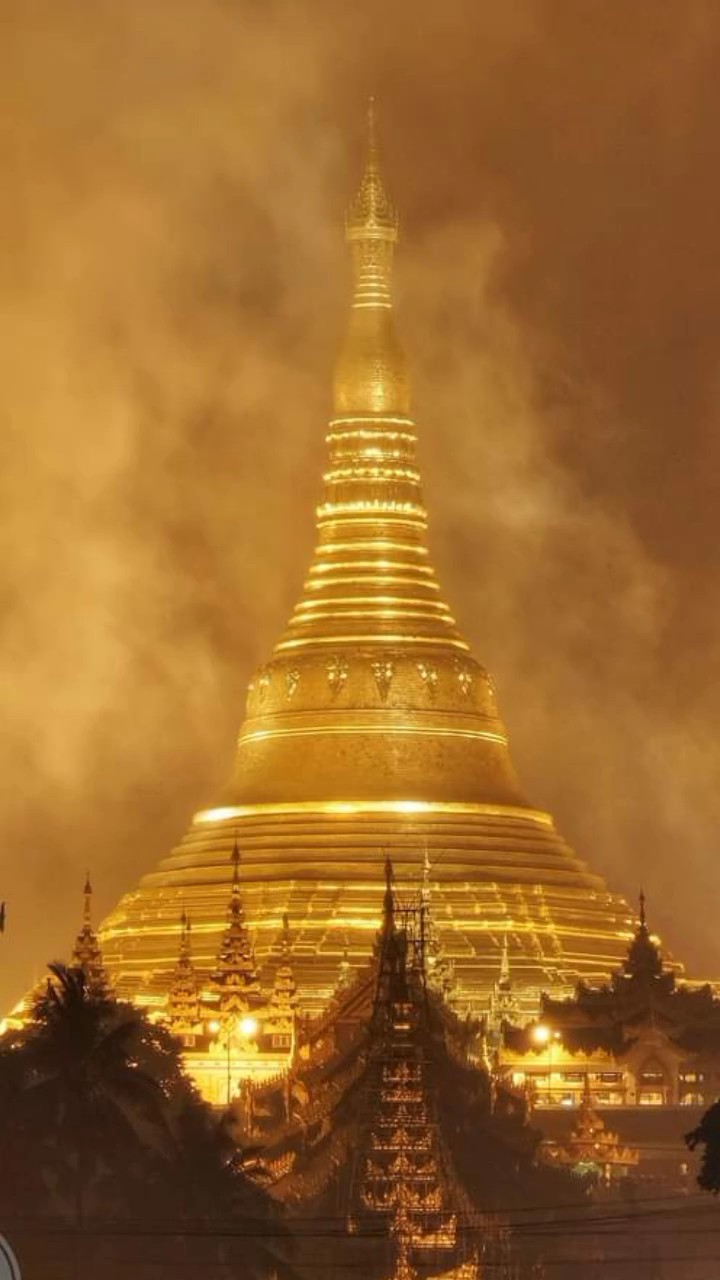 အေမ့အျပံဳး