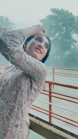 সেই বৃষ্টি ভেজা পায়ে 