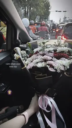 Cầm nhẫn cưới trên