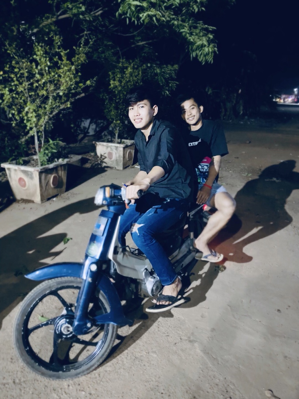 ខ្ញុំ​ចូលចិត្ត​ដេីរជាមួយមនុស្ស