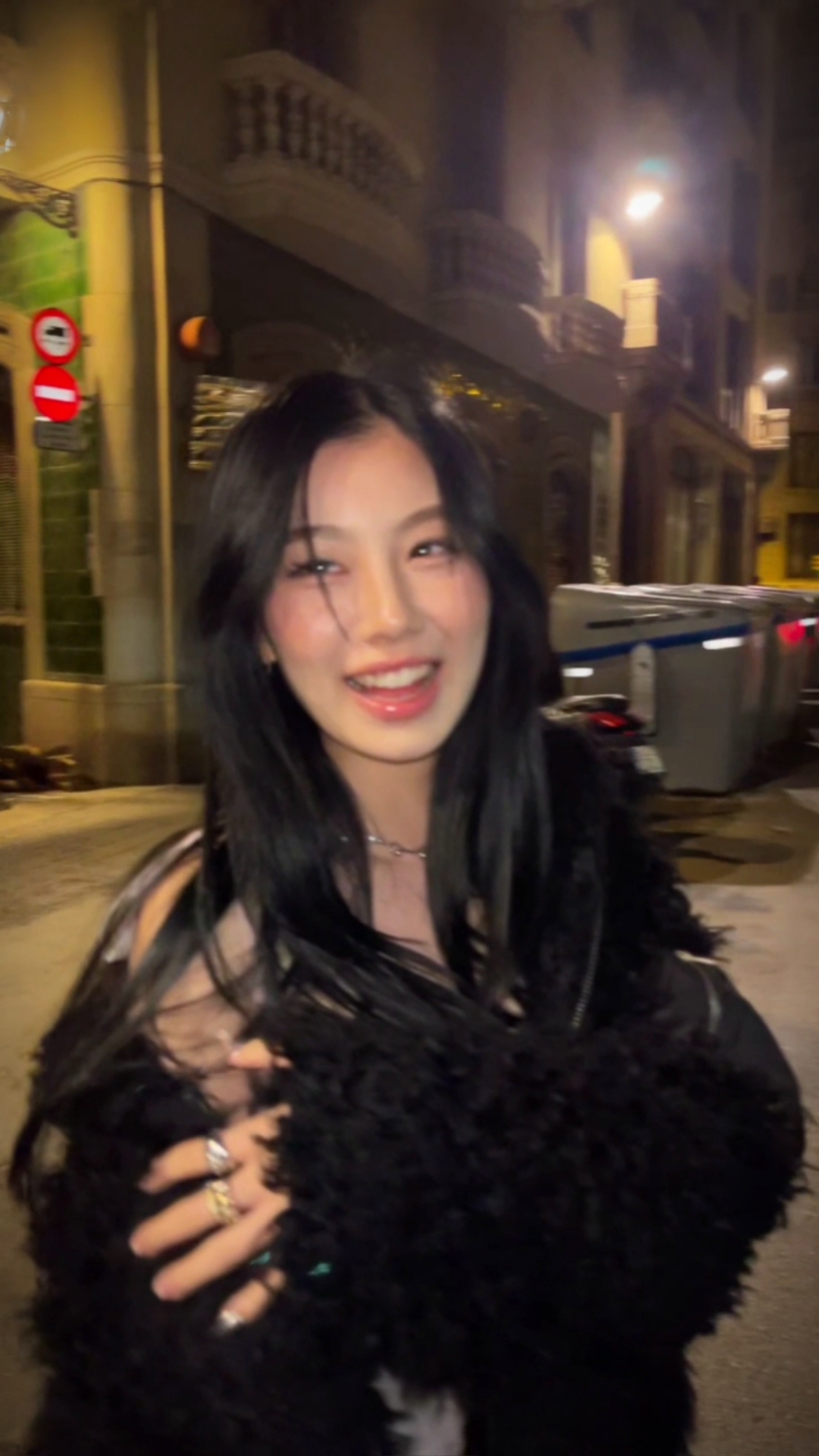 One of the Girls>>