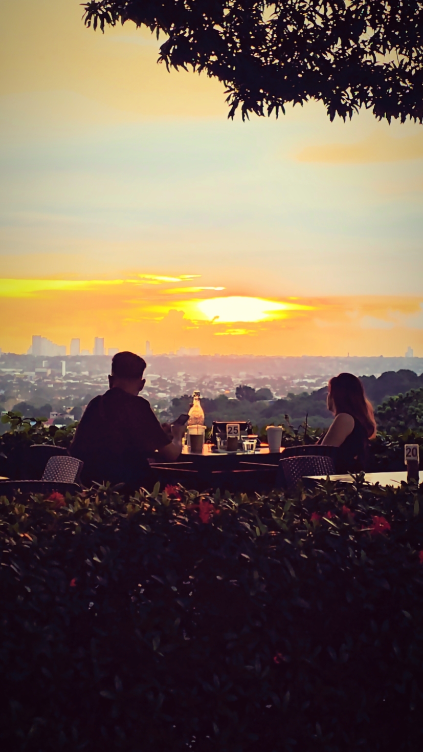 Comida, café y puesta de sol
