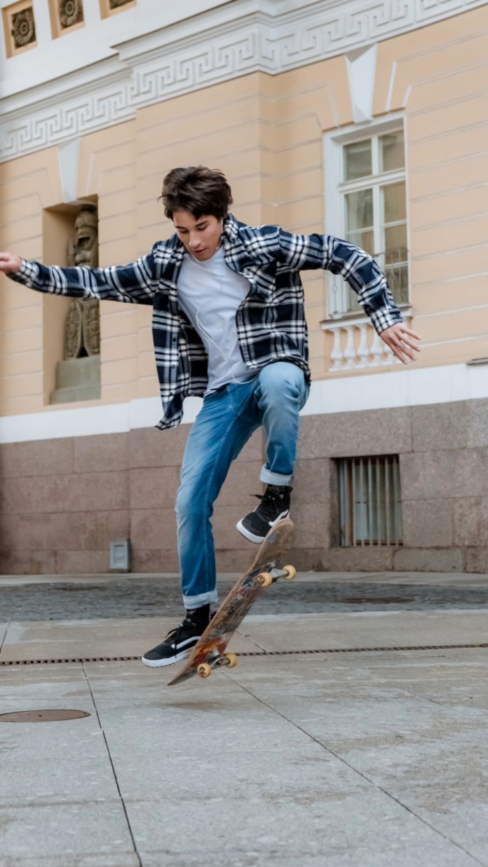 Les hommes de la mode de rue utilisent le style TikTok