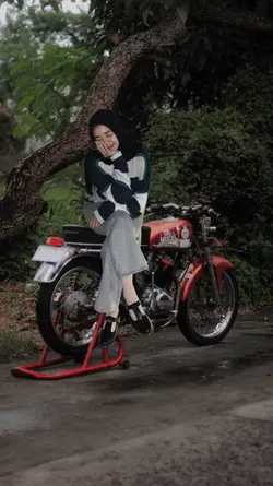 Cewek Duduk Di Motor