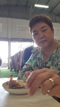 ร้านเสื้อผ้ามือสอง
