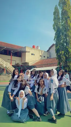 jabatannya disekolah