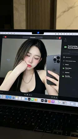 AI SELFIE MACBOOK