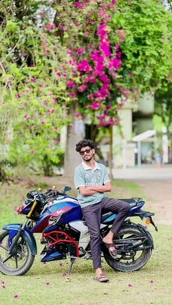 Zoom-to-Sharp Moto Reveal