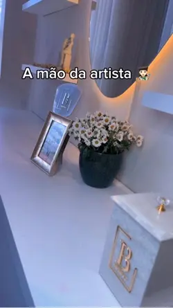 Mão da artista