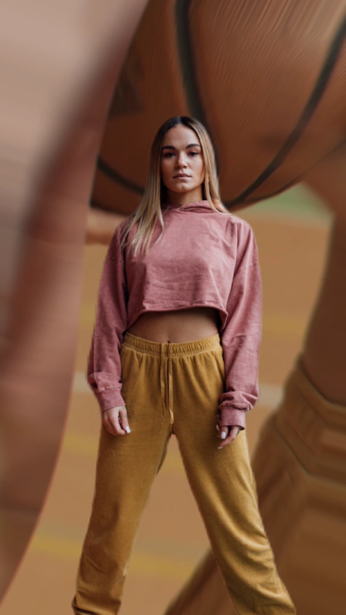 Exhibición De Productos De Ropa En Efecto De Recorte Estilo TikTok
