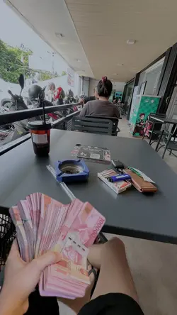 Pegang uang banyak