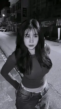 versi hitam putih