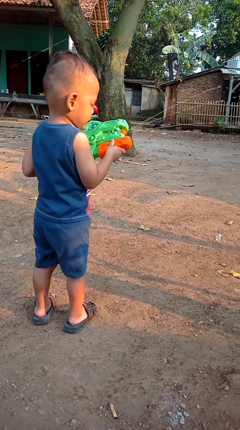 Dor jugando a la pistola de agua