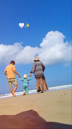 keluarga di pantai