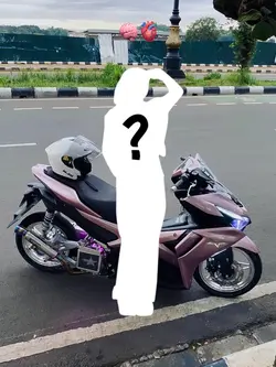 cwe duduk di motor