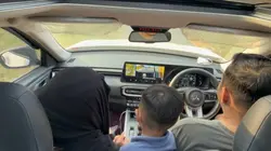 Naik mobil