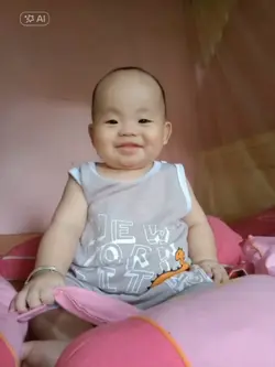 bé tập hát nhép