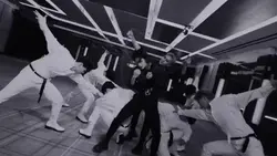 hyunjin red lights 