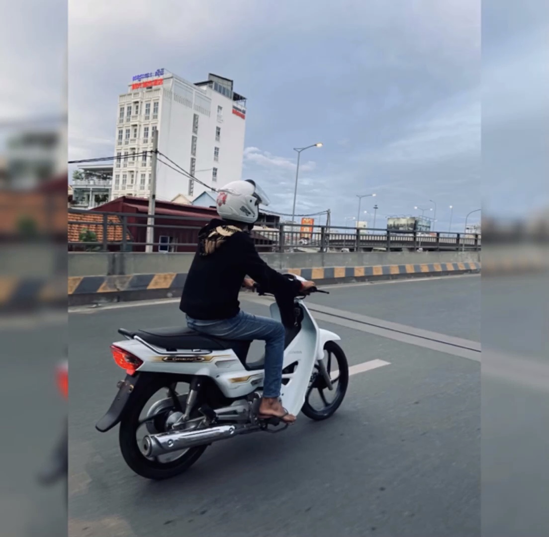 ព្រោះតែជីវភាពខ្វះខាតទើបខ្ញុំពាក់អាវដដែលៗ