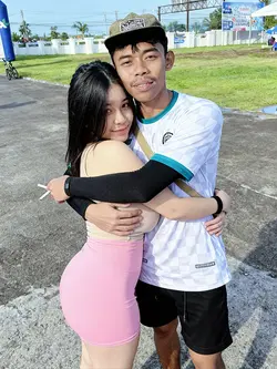 berpelukan
