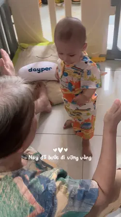 Em bé tập đi