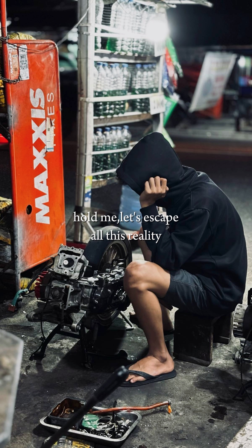 hold me,let's escape