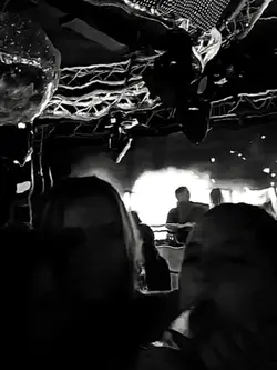 Performance dal vivo del rapper fiducioso