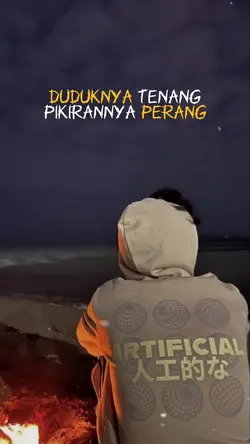Duduknya tenang 