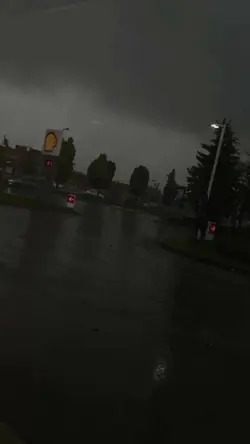 moça sai da sacada..