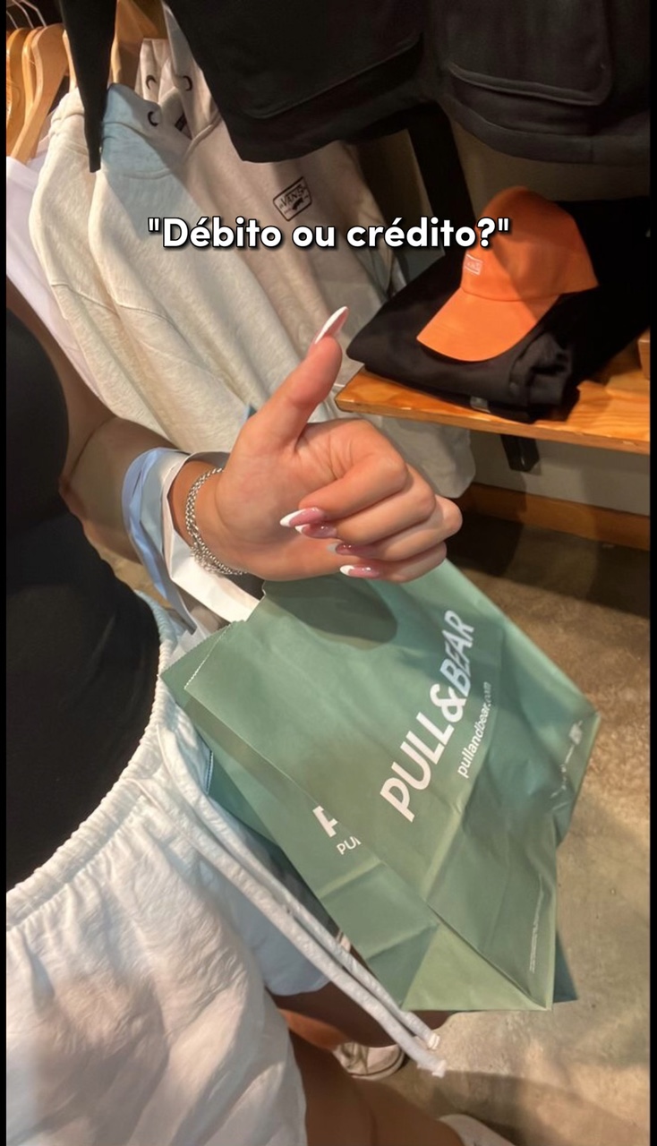 Débito ou crédito? 😂