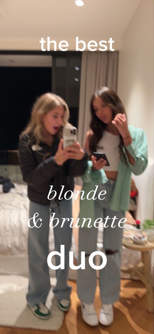 Blondes und brünettes Duo