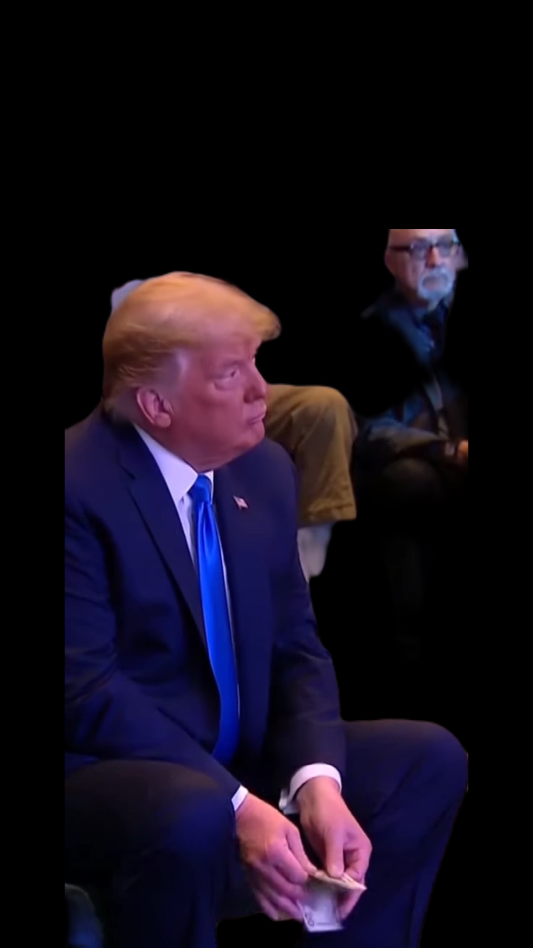 Trump contando 💵