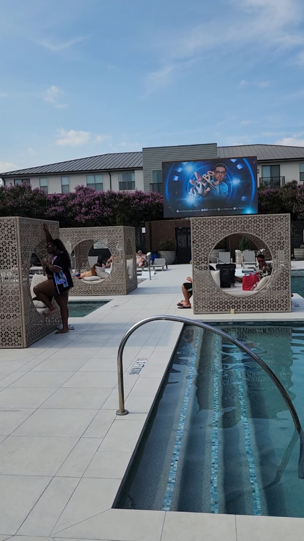 Fiesta en la piscina del resort