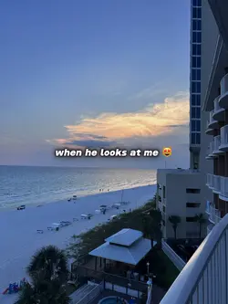 when he looks at me😍