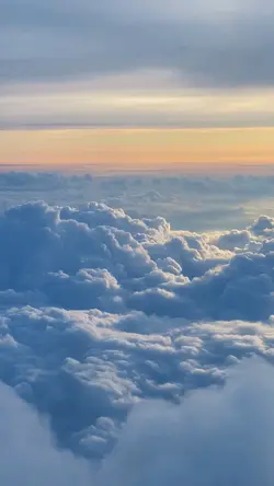 Nas nuvens.