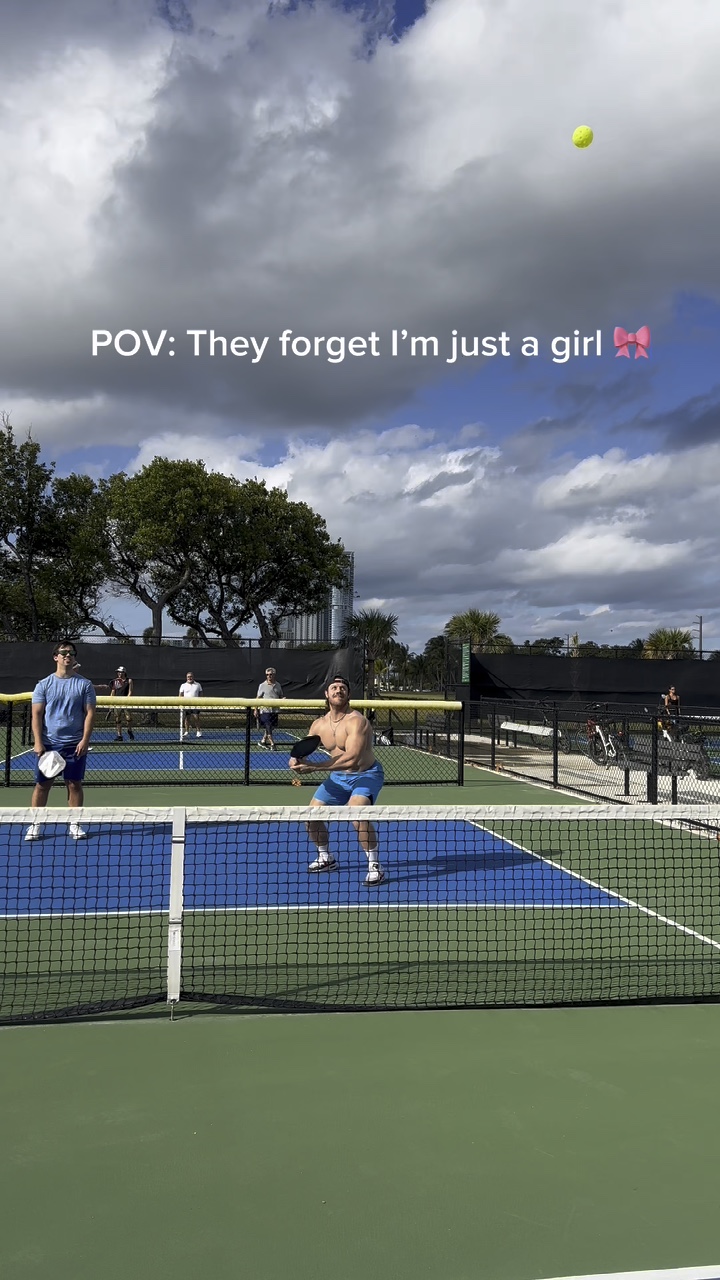 Batang babae ng pickleball 