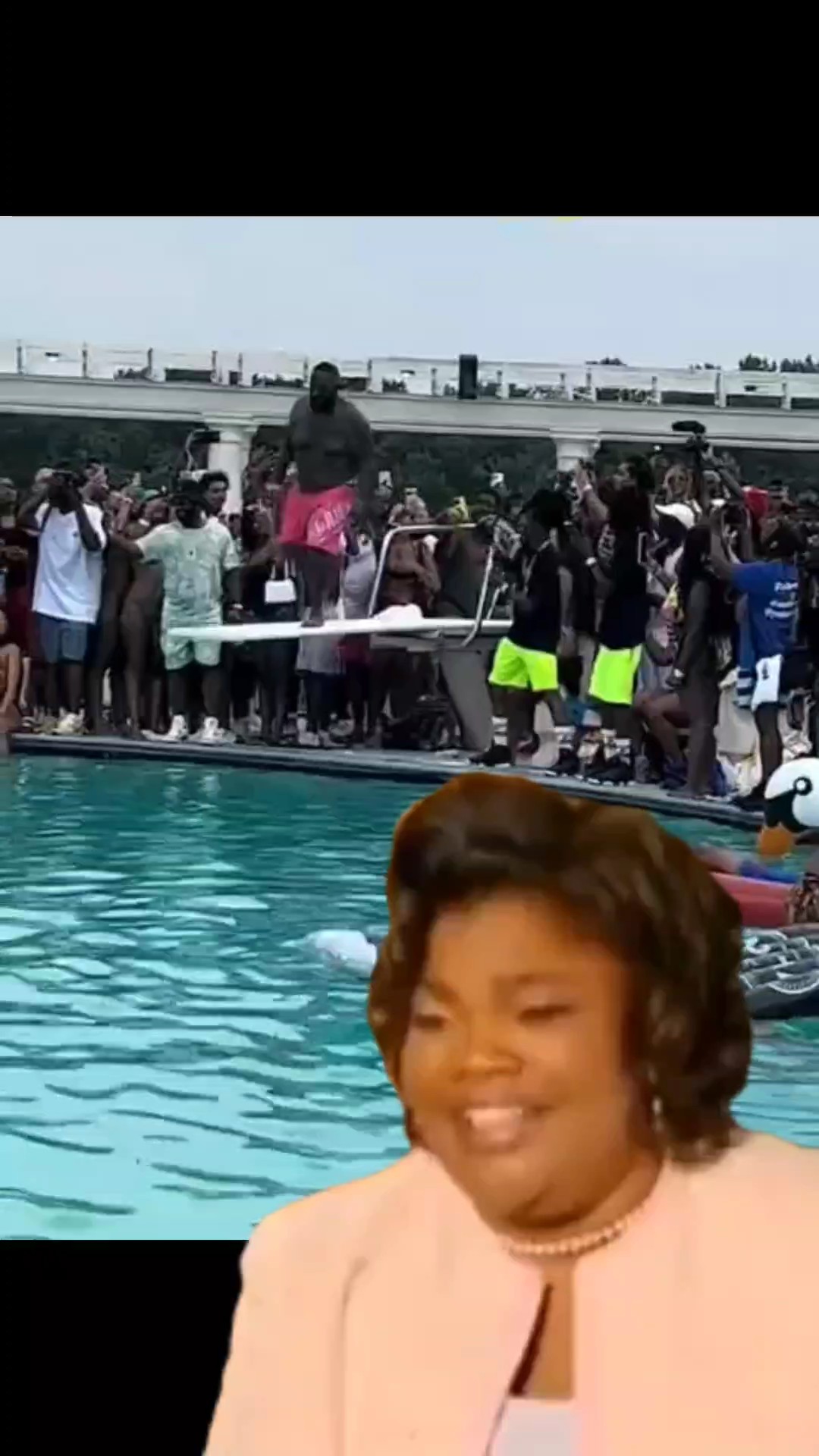 Monique gülüyor