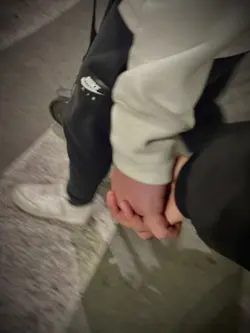 မင်းလက်ကို တွဲကာ