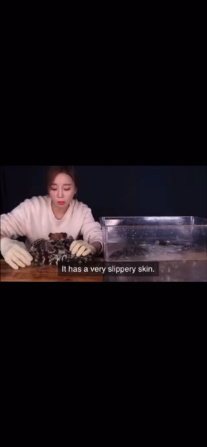 lady vs her food😫😫