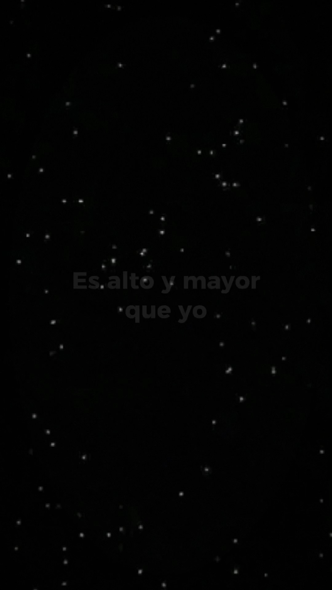 Es alto y mayor