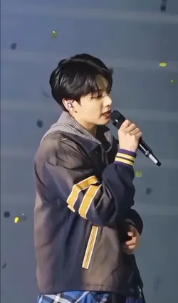 Jungkook cantando 