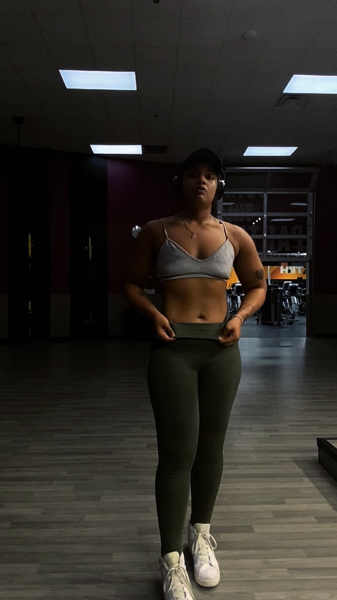 Posando en el gimnasio