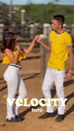 Casal dançando 